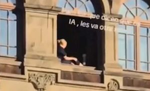 Lee más sobre el artículo ¿No que era IA?; confirma Sheinbaum presencia de mujer en ventana de PN