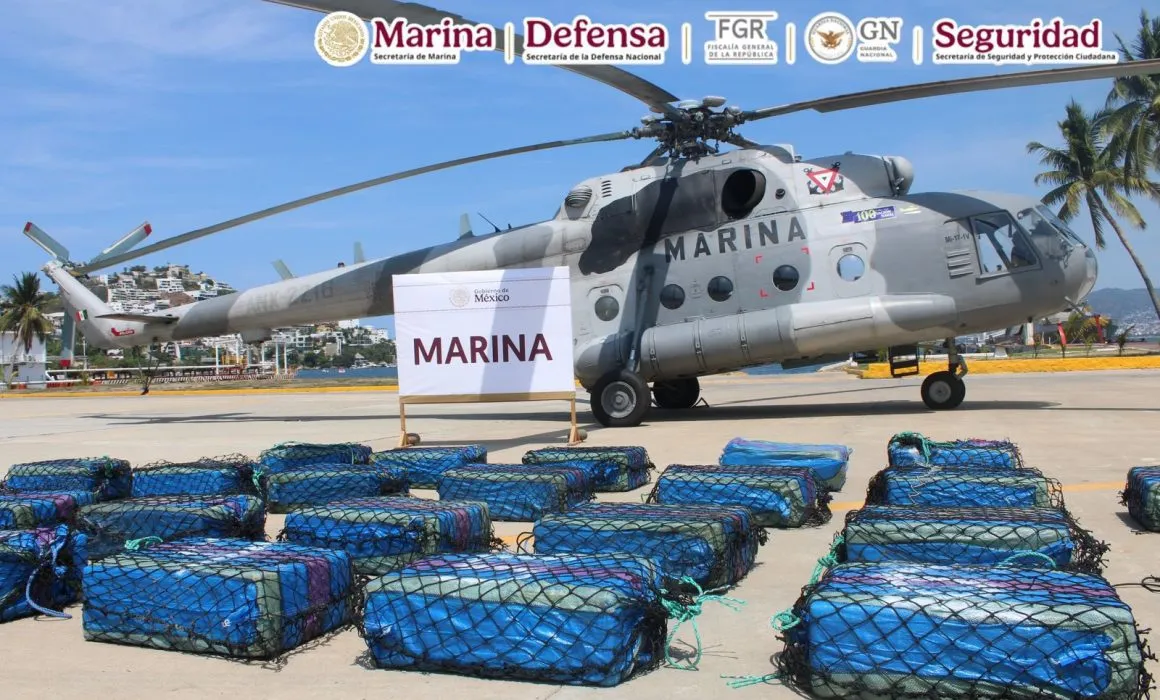 Lee más sobre el artículo Pescan a 2 extranjeros con 26 bultos de presunta cocaína en el Pacífico