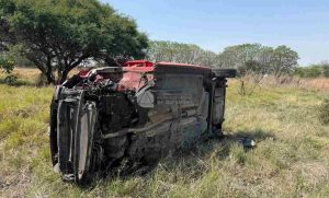 Lee más sobre el artículo Vuelca vehículo en Fray Junípero Serra rumbo a La Pradera