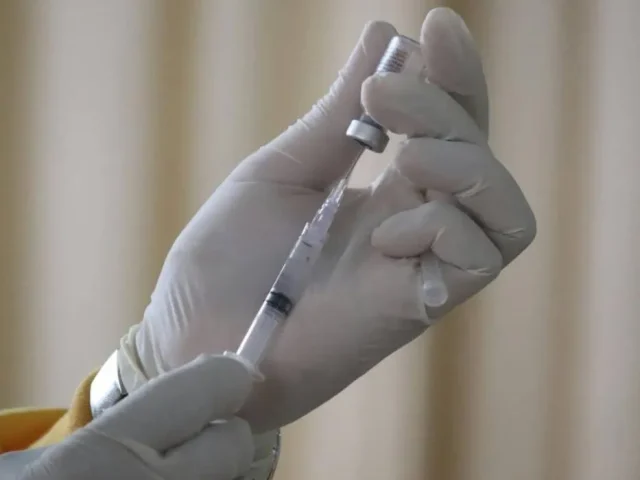 Estima OMS que en 2 meses haya una vacuna para brote de ébola
