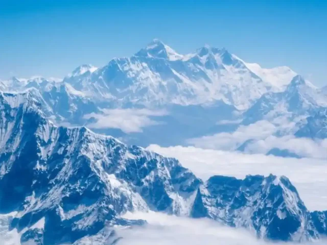 Hallan con vida a guía en el Everest tras 7 días sin comida