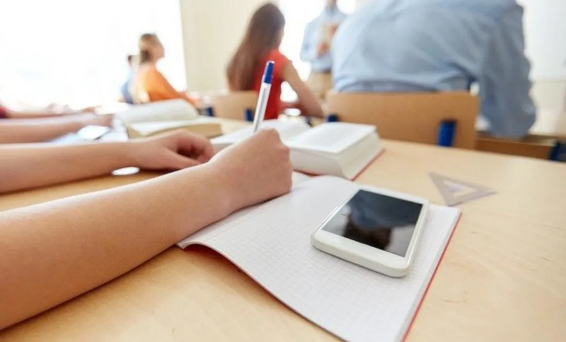 Lee más sobre el artículo Restringen uso de celulares en escuelas de 11 estados del país