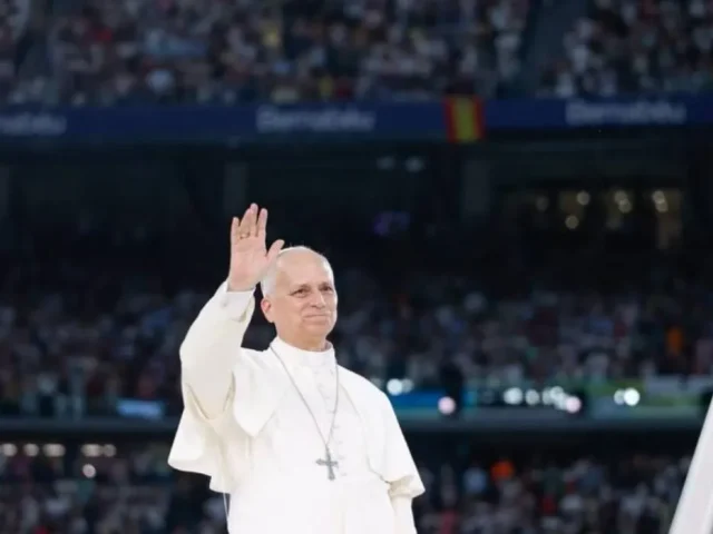 Nombra Real Madrid al papa León XIV socio de honor