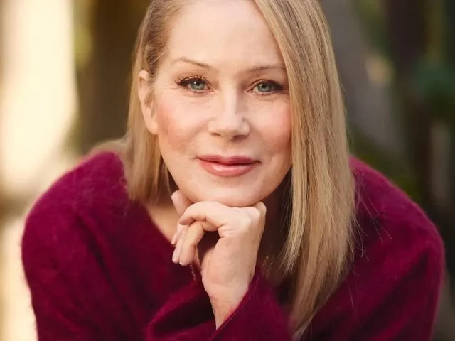 Sale Christina Applegate del hospital tras 4 meses internada