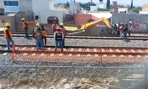 Lee más sobre el artículo Excavadora cae a zanja y daña barda de vivienda durante obras del Tren Méx-Qro