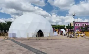 Lee más sobre el artículo Instalan Domo Inmersivo en Plaza Fundadores para el Querétaro Experimental