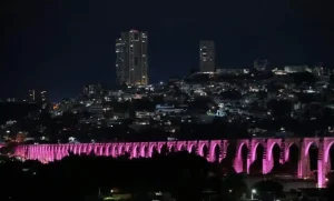 Lee más sobre el artículo Los Arcos se iluminan de rosa por el Mes del Cáncer de Mama